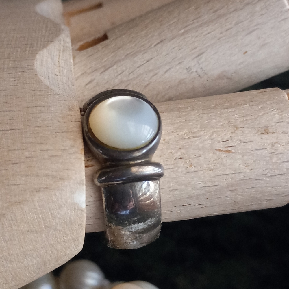 RING WITH WHITE STONE